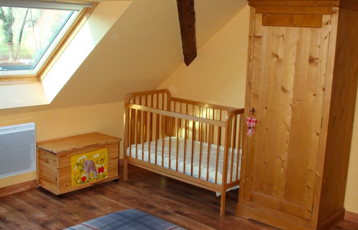 Chambre 1 avec le lit bébé